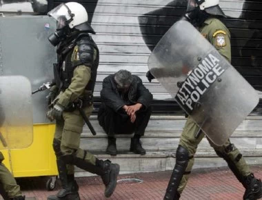 Επιστροφή στην τάξη: Έκοψαν το ρεύμα σε κατάληψη μεταναστών στα Εξάρχεια